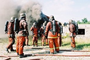 Trupps vor dem befeuerten Übungsgebäude